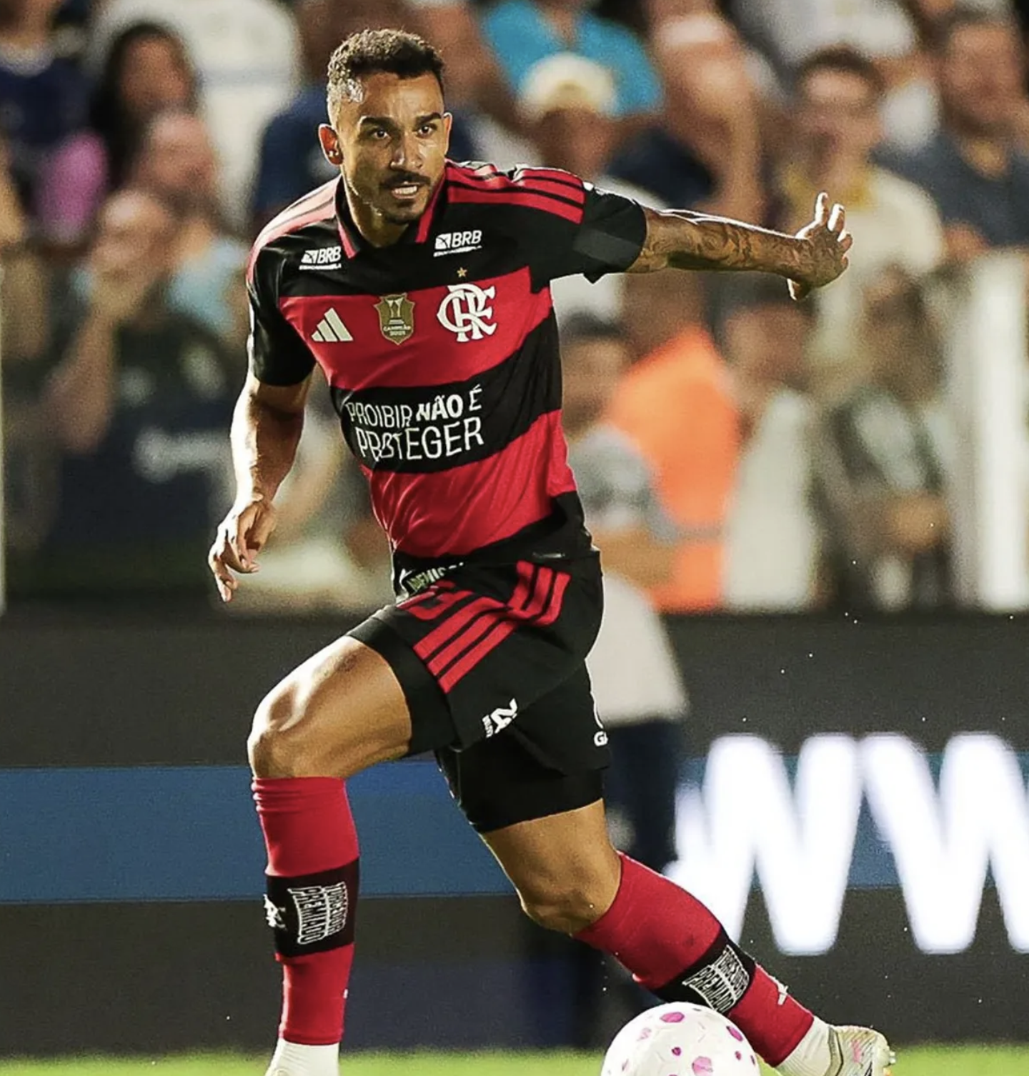Cuando una camiseta queda vacía, empieza una discusión más profunda sobre el negocio del fútbol